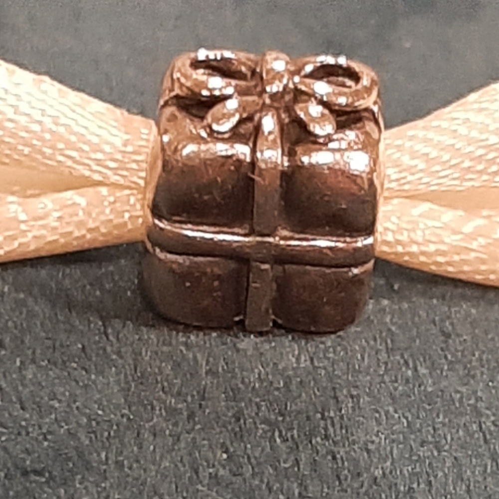 PANDORA retired 2015 GIFT BOX CHARM